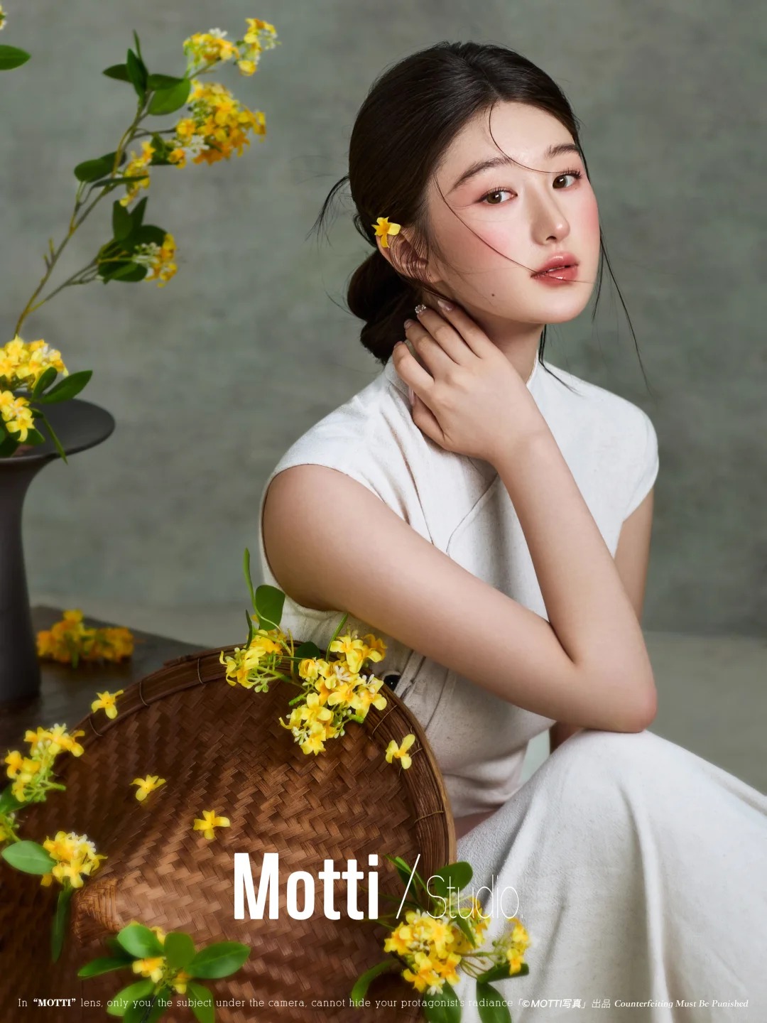 Sườn xám và hoa nón